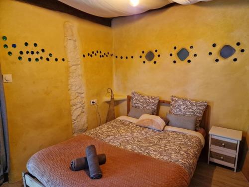 a bedroom with two beds in a room at Organic and artistic home in Payrignac