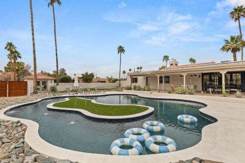 een zwembad met volleybalballen in een huis bij Maison 1975-Chic Luxury Retreat in Scottsdale
