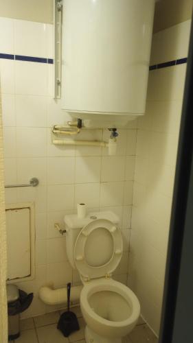 une salle de bain avec des toilettes blanches dans une chambre dans l'établissement La tanière des Papes, à Avignon