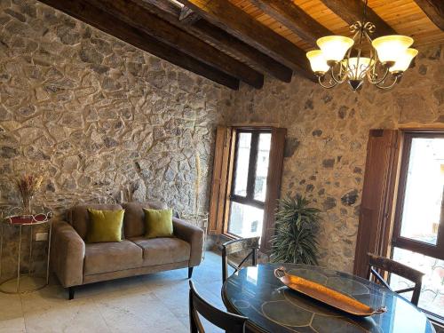 a living room with a table and a couch at Departamento Carlo Crivelli: Renacimiento en Val'Quirico in Santeagueda