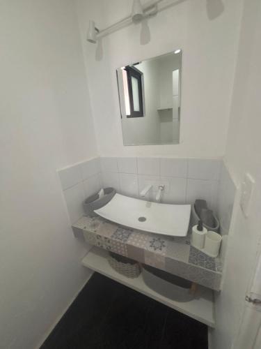 a white bathroom with a sink and a mirror at Casa del Unicornio Azul in Cocoyoc
