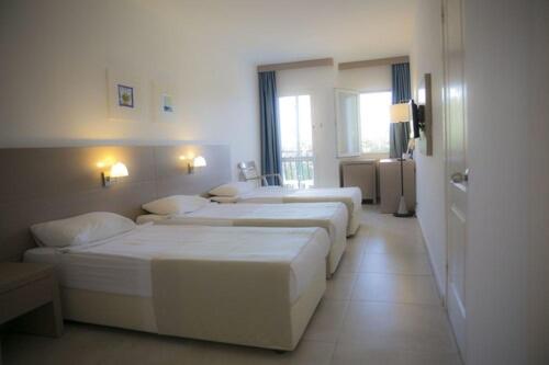 En eller flere senge i et værelse på Bodrum Seaside Beach Club