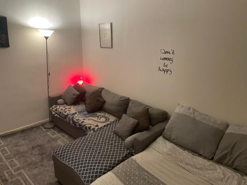 un salon avec un canapé et une lampe dans l'établissement Appartement Montrouge, à Montrouge