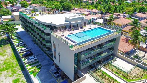an overhead view of a building with a swimming pool at Açores Tamandaré Flats By HM in Tamandaré