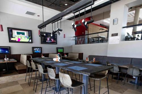 a dining room with a long table and chairs at Casa Andina Premium Piura in Piura
