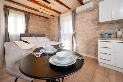 Apartments by the sea Trogir - 24338