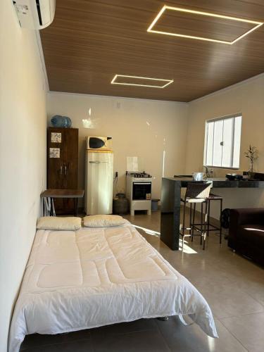 Dapur atau dapur kecil di Micro casa com ar condicionado 2km da prainha