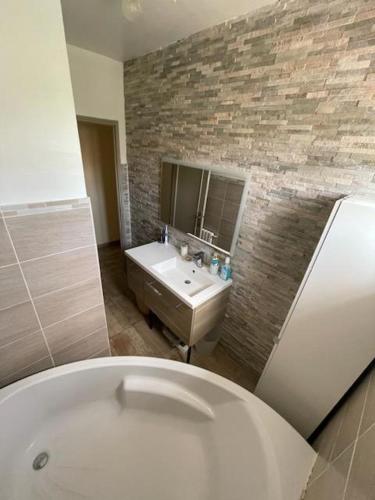 une salle de bain avec des toilettes blanches et un lavabo dans l'établissement Haut de villa 13, à Marseille