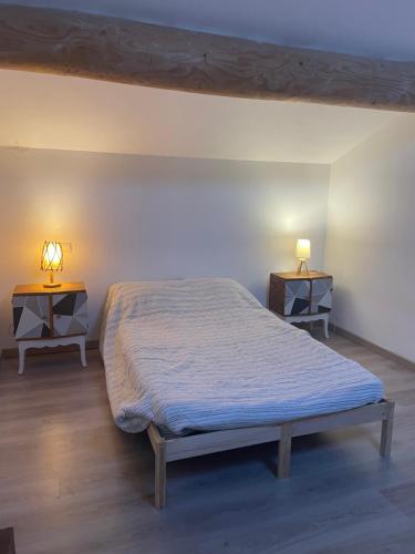 une chambre avec un lit et deux tables de nuit dans l'établissement Haut de villa 13, à Marseille