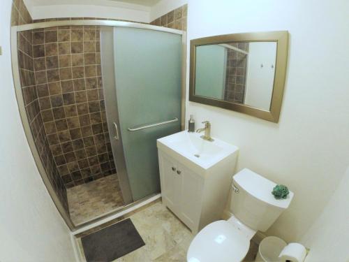 un bagno con doccia, WC e lavandino di Nancy Vacation Homes a Hollywood