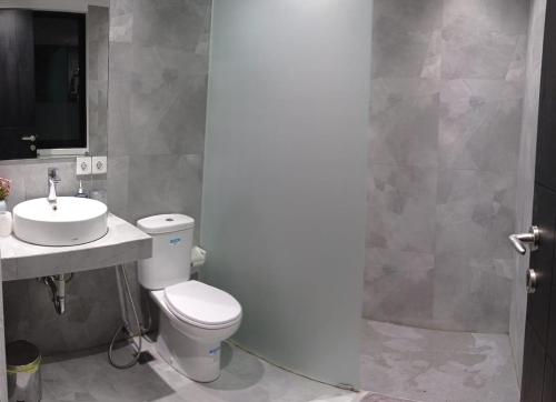 a bathroom with a toilet and a sink at Villa cecile in Balian