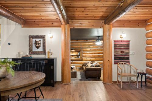 - un salon avec des plafonds en bois, une table et des chaises dans l'établissement Billy Creek Luxury Lodge on the creek - Sleeps 18!, à Pinetop-Lakeside