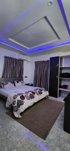 Una cama o camas en una habitación de TUT's Place