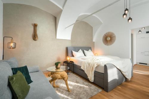 NOOR - Golden Mood or Cinema Luxe