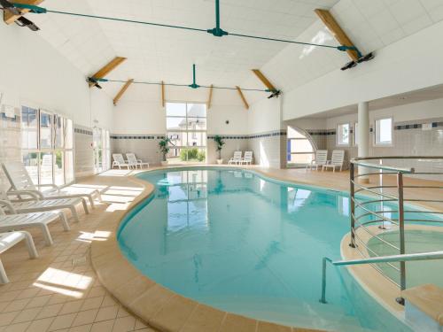 - une grande piscine dans un bâtiment avec des chaises et des tables dans l'établissement Terraced Holiday Home in France with Garden, à Azay-le-Rideau