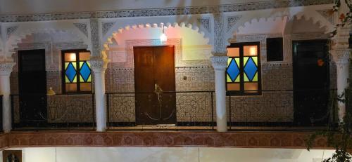un edificio con una porta e vetrate colorate di Riad Raffaa a Marrakech