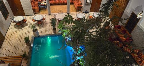 Draufsicht auf einen Billardtisch und einen Baum in der Unterkunft Riad Raffaa in Marrakesch