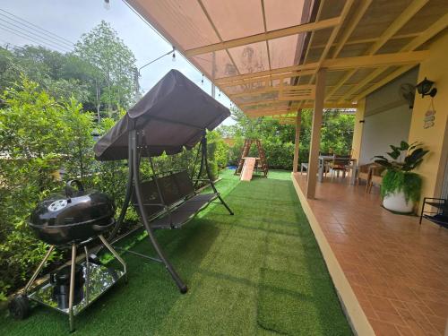 a bbq grill on a lawn in a house at เดอรำพึง De Ramphueng ชายหาดแม่รำพึง ระยอง in Ban Chak Phai