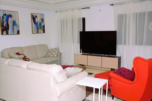 Una televisión o centro de entretenimiento en Keur Adiana