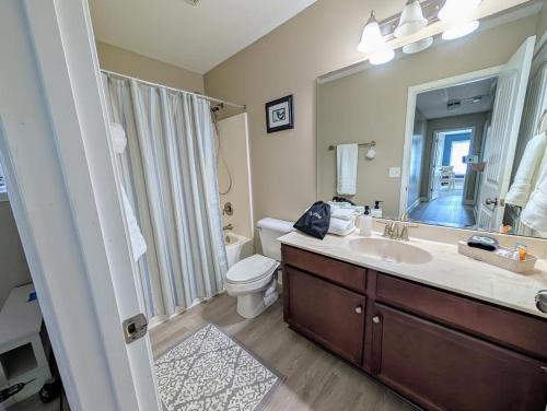 Ένα μπάνιο στο Epic Wilmington Vacation Home