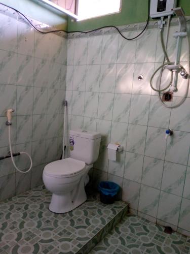 a bathroom with a toilet and a shower at The bawa guest Inn in Haputale