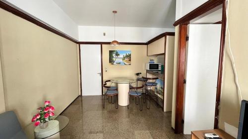 een woonkamer met een tafel en stoelen in een kamer bij Villa costeira Flat in Fortaleza