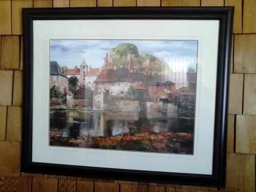 ein gerahmtes Bild einer Stadt an einer Wand in der Unterkunft Vacation Cottage in Canora
