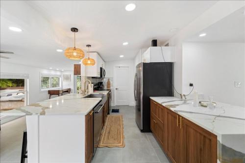 Kuchyň nebo kuchyňský kout v ubytování Chic Pool Naples Beach House