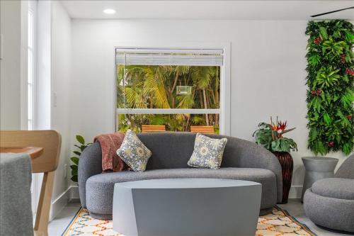 Posezení v ubytování Chic Pool Naples Beach House