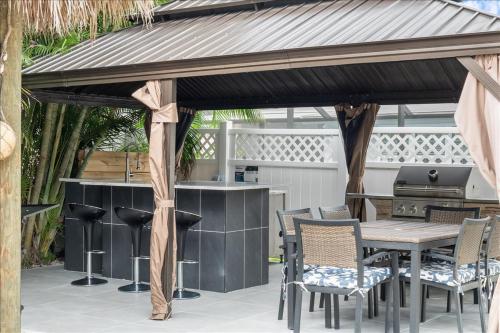 Restaurace v ubytování Chic Pool Naples Beach House