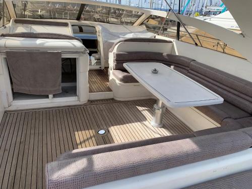 un pont d'un bateau avec une table sur celui-ci dans l'établissement yacht 17M Princess V52 Cannes port canto 3 chambres AC, à Cannes