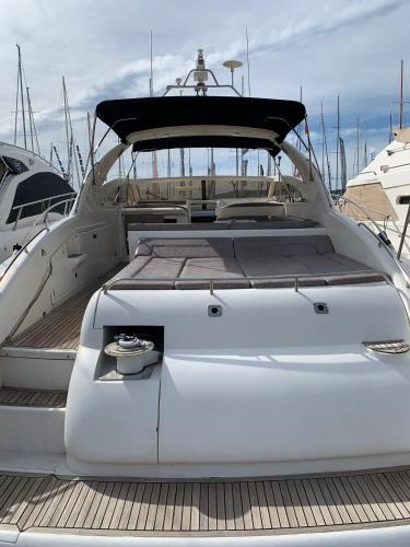un bateau blanc assis sur un quai dans un port de plaisance dans l'établissement yacht 17M Princess V52 Cannes port canto 3 chambres AC, à Cannes
