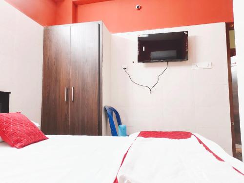 TV a/nebo společenská místnost v ubytování Hotel Jyothi Kumar Royal New