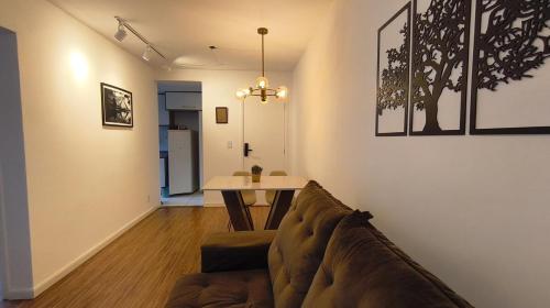 a living room with a couch and a table at Charme da Serra Ape Aconchegante em Correas in Petrópolis