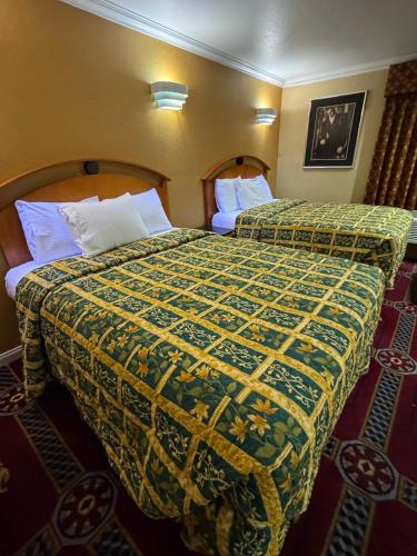 Ένα ή περισσότερα κρεβάτια σε δωμάτιο στο Sunrise Inn