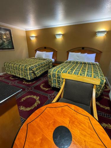 Ένα ή περισσότερα κρεβάτια σε δωμάτιο στο Sunrise Inn