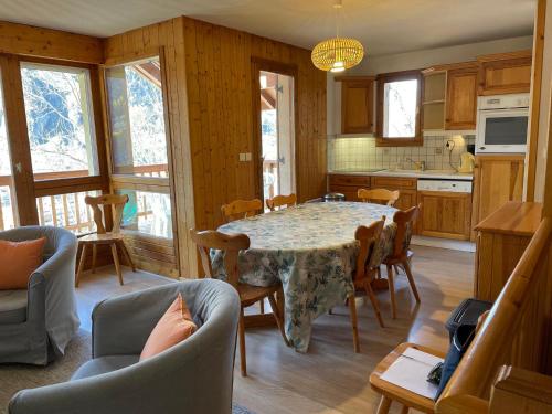 une cuisine avec une table et des chaises dans une pièce dans l'établissement Duplex 4 pièces, 6 pers, terrasse, Valloire - FR-1-263-282, à Valloire
