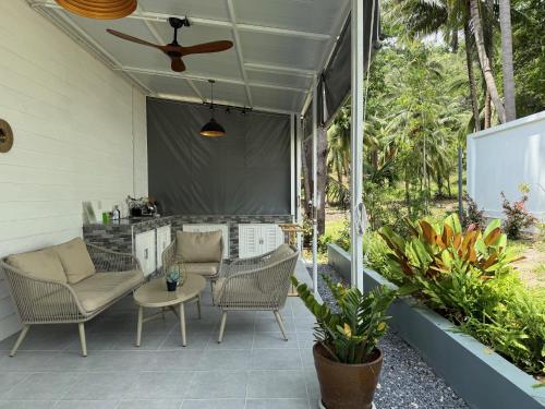 Ein Garten an der Unterkunft High-In Holiday Home&Villa