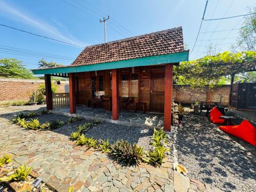 a small house with a green roof at Tety's Wooden Villa in Labuan Bajo