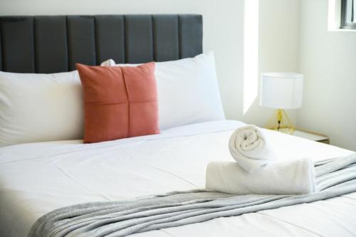 Postel nebo postele na pokoji v ubytování Penrith 2Br apt close toTrain station Shopping