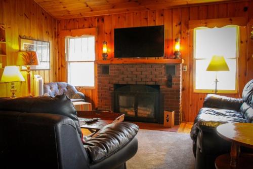 Posezení v ubytování Historic Gull Lake Gem - Beach and Sunset Views