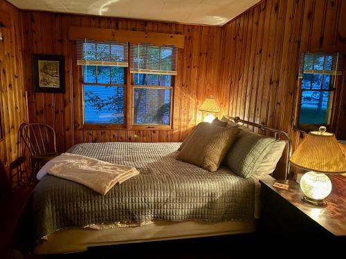 Postel nebo postele na pokoji v ubytování Historic Gull Lake Gem - Beach and Sunset Views