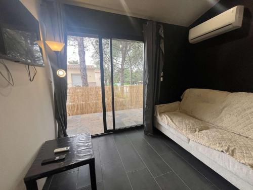 une chambre avec un lit, une table et une fenêtre dans l'établissement Appartement T2 avec piscine et parking, Cap d'Agde - FR-1-249-430, au Cap d'Agde