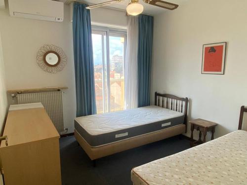 une chambre avec deux lits et une fenêtre dans l'établissement Grand 3 pièces climatisé avec parking à Canet-en-Roussillon - FR-1-833-2, à Canet