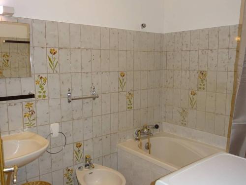 une salle de bain avec un lavabo, une baignoire et des toilettes dans l'établissement Grand 3 pièces climatisé avec parking à Canet-en-Roussillon - FR-1-833-2, à Canet
