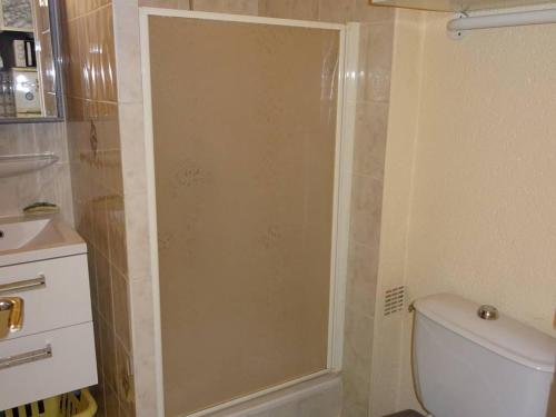 une douche dans une salle de bain avec toilettes et lavabo dans l'établissement Studio 25m² Climatisé au Cœur de Canet-en-Roussillon - FR-1-833-5, à Canet