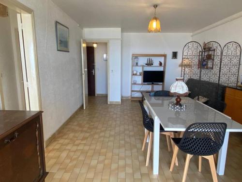 - un salon avec une table à manger et des chaises dans l'établissement Grand 2 pièces avec terrasse face à la mer à Canet-en-Roussillon - FR-1-833-1, à Canet