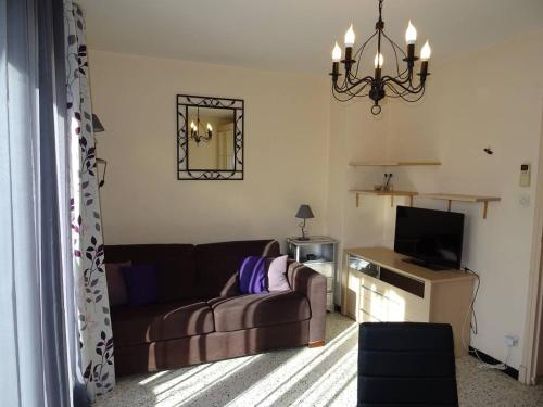 un salon avec un canapé et une télévision dans l'établissement Studio 25m² Climatisé au Cœur de Canet-en-Roussillon - FR-1-833-5, à Canet