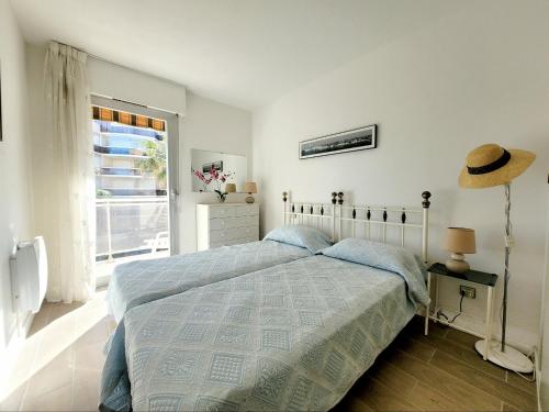une chambre avec un lit et une fenêtre dans l'établissement Coquet T2 rénové en front de mer, animaux admis - FR-1-794-160, à Canet