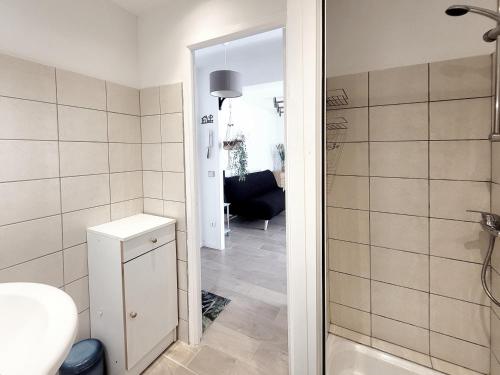 une salle de bain avec toilettes, lavabo et miroir dans l'établissement Coquet T2 rénové en front de mer, animaux admis - FR-1-794-160, à Canet
